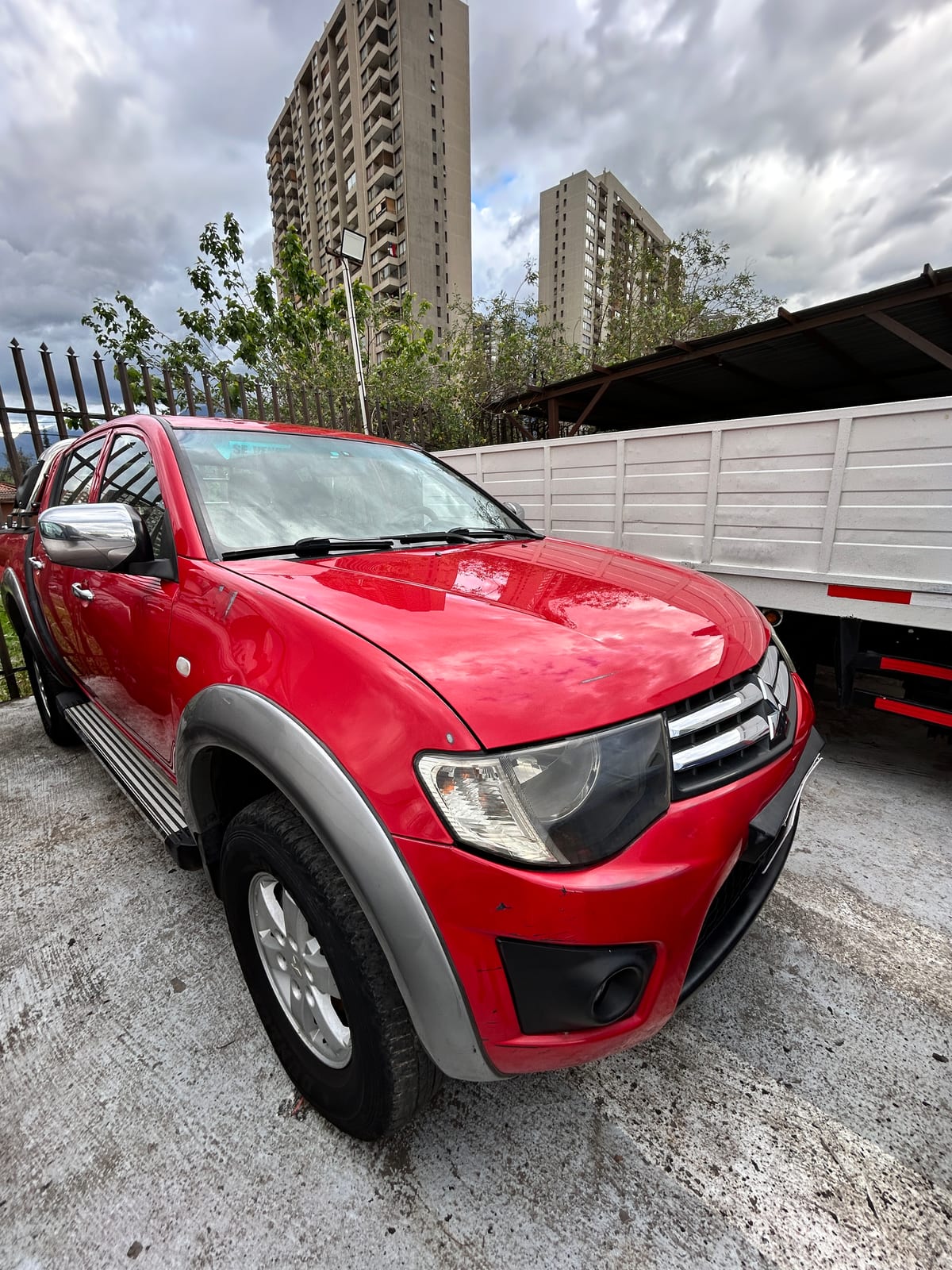 MITSUBISHI L200