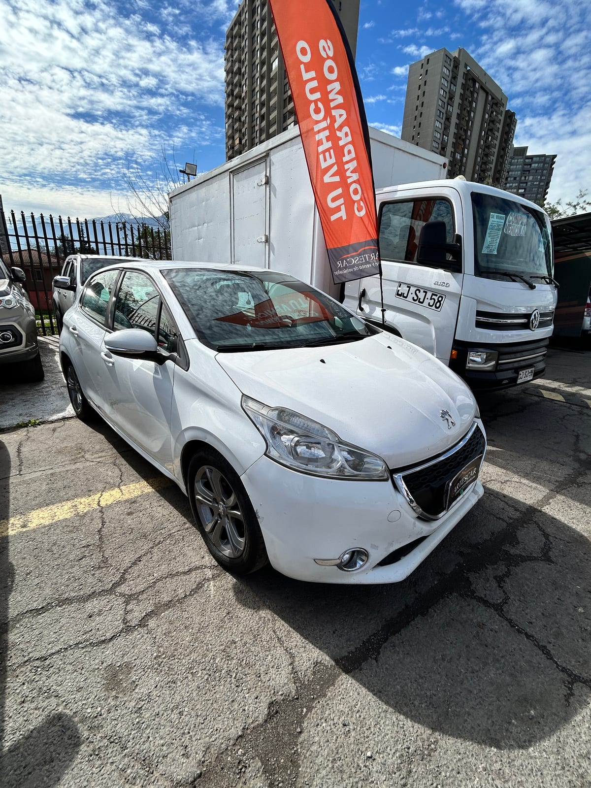 PEUGEOT 208